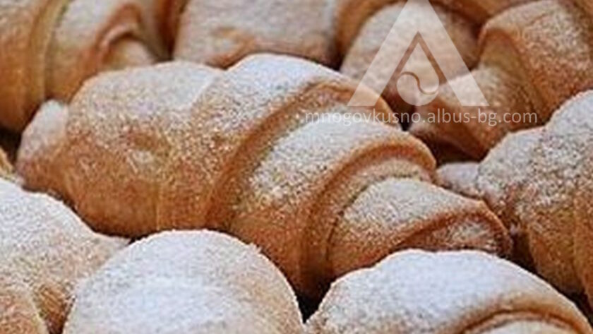 Рецепта за вкусни парти хапки - рогчета с кренвирши, сирене и кашкавал или локумки.