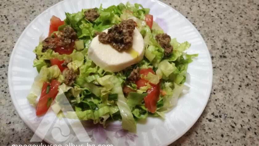 Рецепта за вкусна зелена салата с домати и краставици, моцарела и маслинова паста.