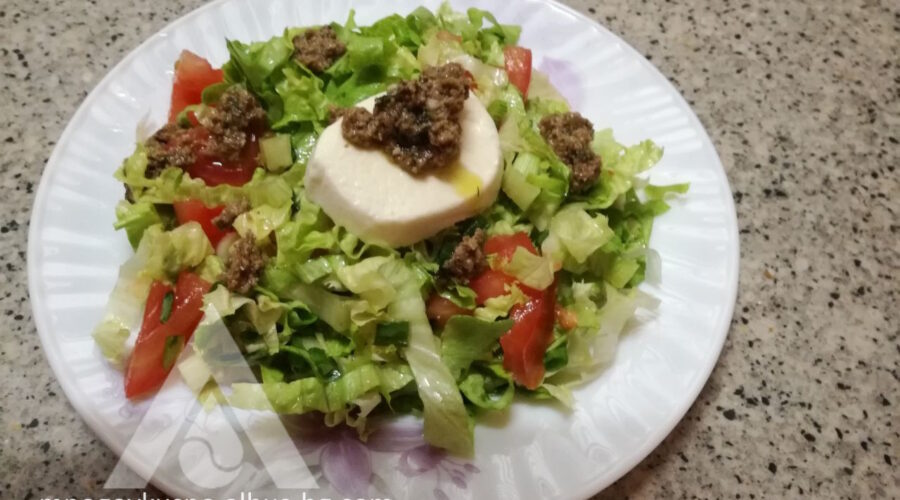 Рецепта за вкусна зелена салата с домати и краставици, моцарела и маслинова паста.
