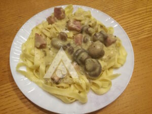 Много вкусна рецепта за домашна паста - талиатели с шунка и гъби.