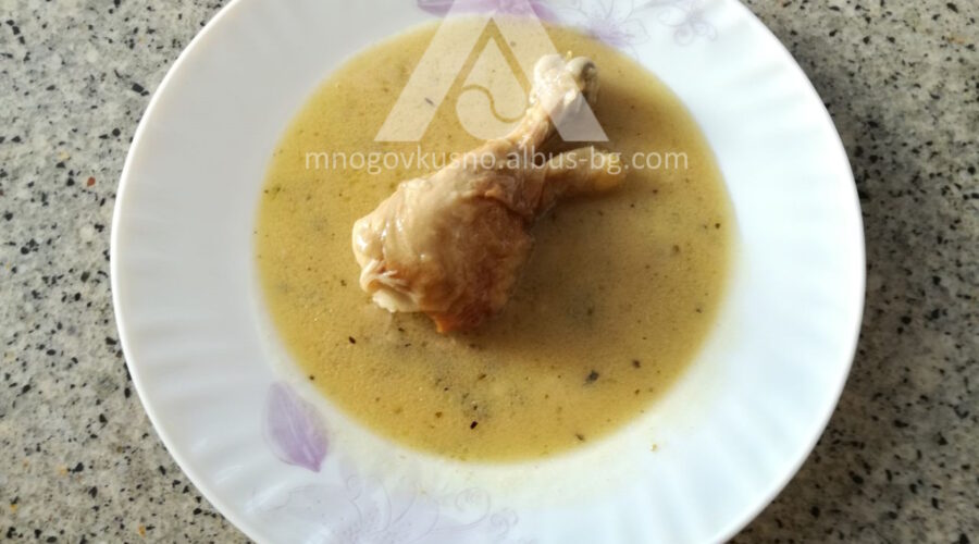 Рецепта за печени пилешки бутчета на фурна с много вкусен сос със синьо сирене "Рокфор".