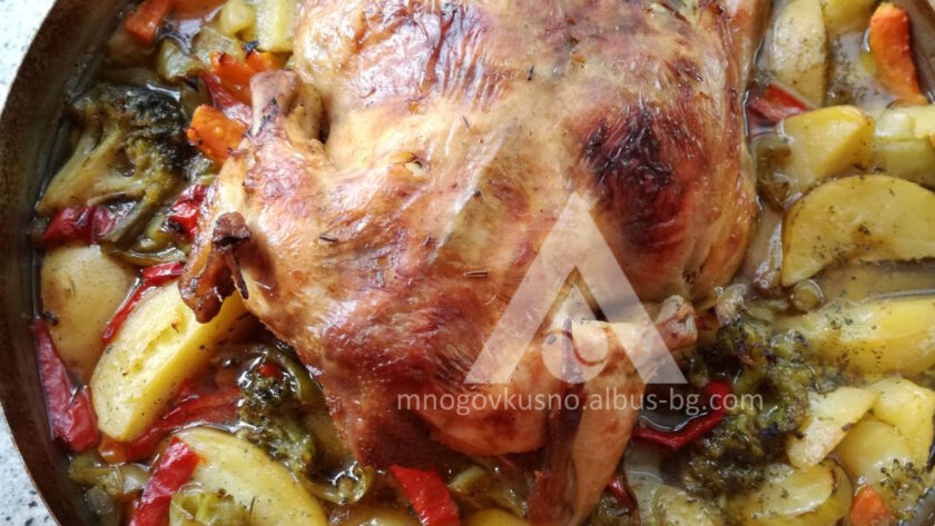 Наистина вкусна рецепта за приготвяне на цяло печено пиле със зеленчуци на фурна.