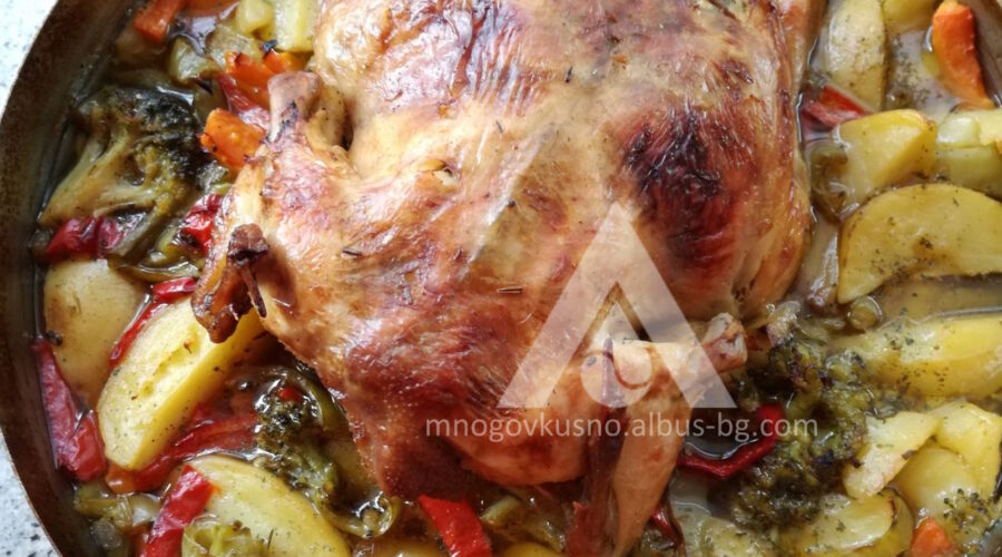 Наистина вкусна рецепта за приготвяне на цяло печено пиле със зеленчуци на фурна.