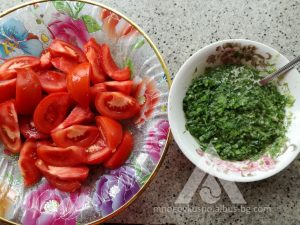 Нарязани домати и марината за домати по корейски