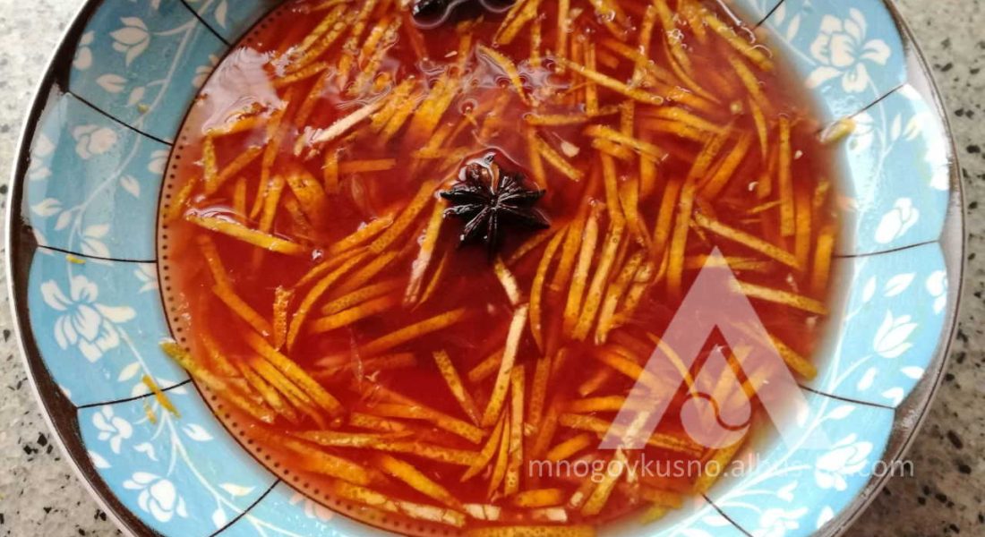 Настъргани портокалави кори в марината.