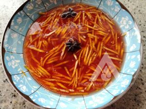 Настъргани портокалави кори в марината.