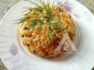Ориз с моркови и стафиди.
