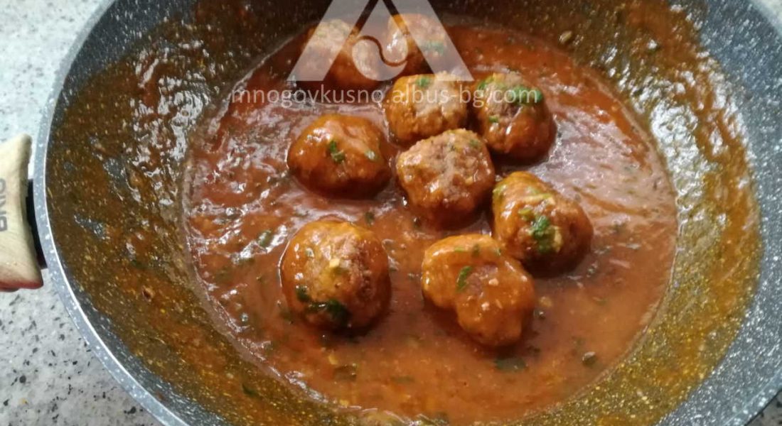 Италиански сос с пържени кюфтета.