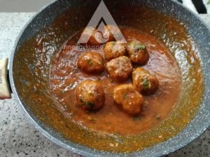 Италиански сос с пържени кюфтета.