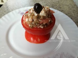 Салата в доматена чашка.