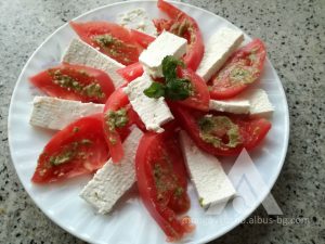 Бърза салата "Капрезе" със сирене, домати и песто дженовезе