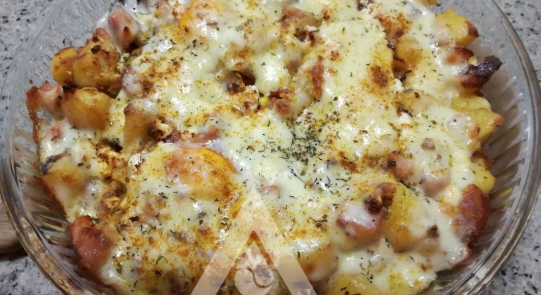 Запечени картофи с шунка, яйца и кашкавал.