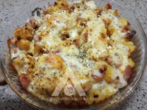Запечени картофи с шунка, яйца и кашкавал.