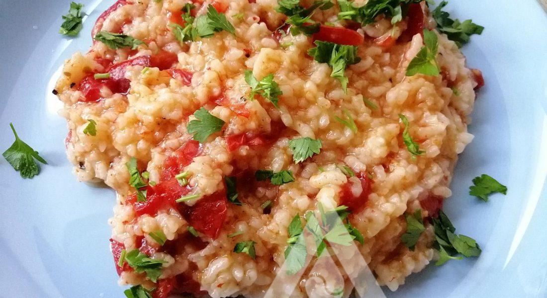 Много вкусен ориз с домати.