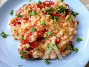 Много вкусен ориз с домати.