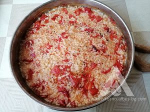 Ориз с домати на фурна в тава.