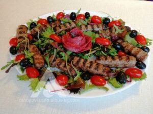 Плато от кебапчета със салата.