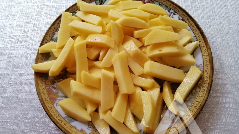 Нарязани на пръчици картофи.