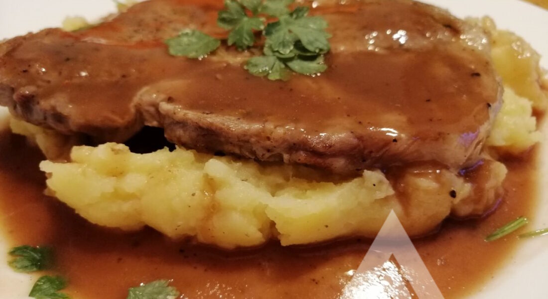 Домашна рецепта за печени свински вратни пържоли с картофено пюре и кафяв сос.